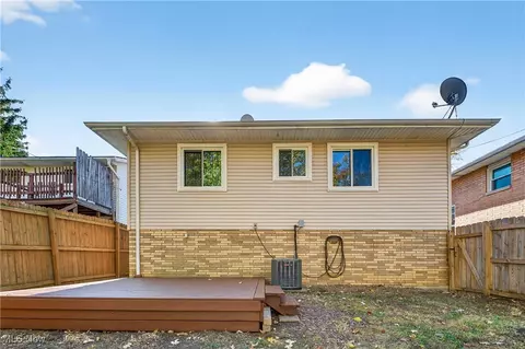 2410 Park Dr, Parma, OH 44134 photo 4