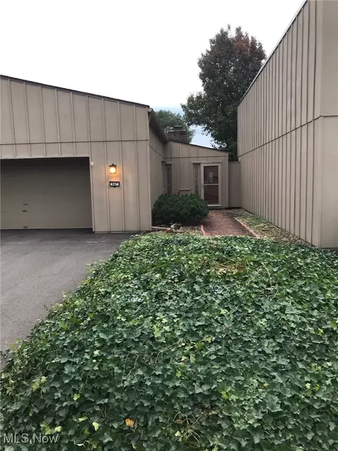 647 Tampico Ct, Berea, OH 44017