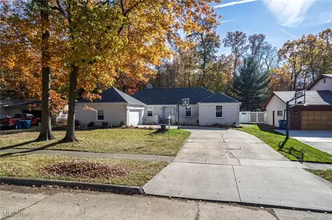 905 Red Hill Dr, Lorain, OH 44052