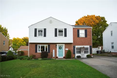 5367 Strawberry Ln, Willoughby, OH 44094