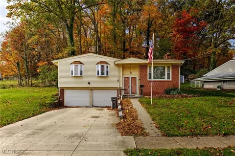2050 Chapel Hill Dr, Youngstown, OH 44511