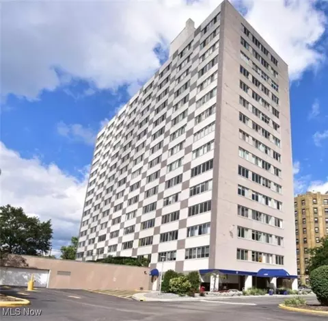 12520 Edgewater Dr #702, Lakewood, OH 44107