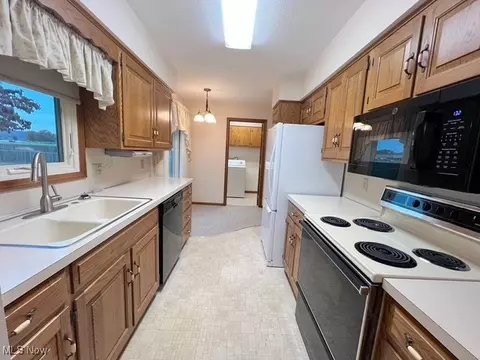 100 Wade Dr, Dover, OH 44622 photo 8