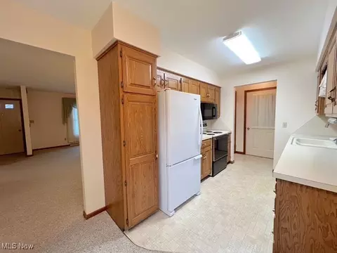 100 Wade Dr, Dover, OH 44622 photo 5