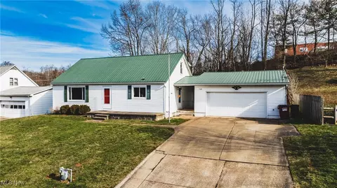 1126 Colegate Dr, Marietta, OH 45750