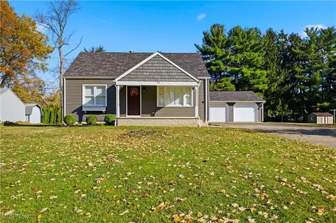 56 Jeffrey Ln, New Middletown, OH 44442