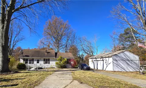 4949 Palmetto Dr, Geneva, OH 44041