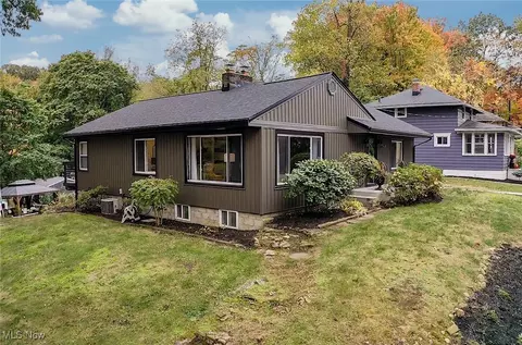268 E Willowview Dr, Akron, OH 44319