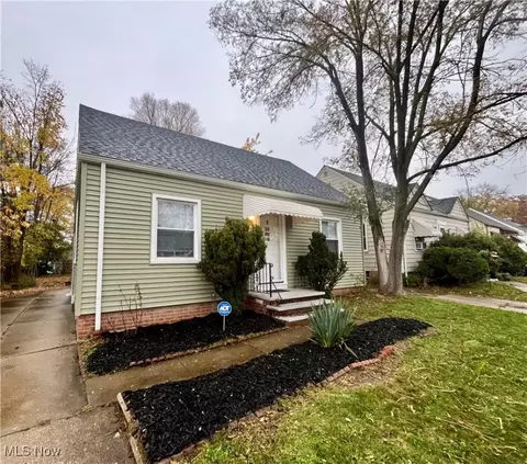 20907 Watson Rd, Maple Heights, OH 44137 photo 2