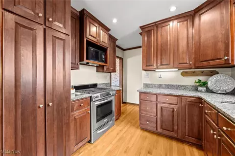 Kitchen - 705 Damon St, Akron, OH 44310 photo 4 of 6