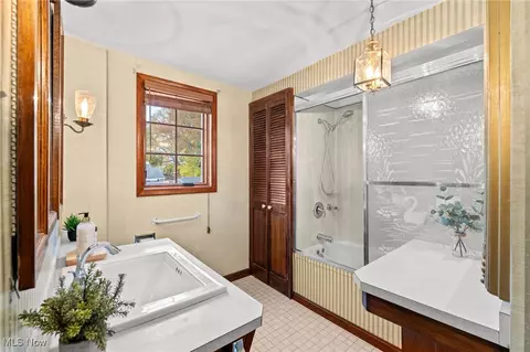 Bath - 705 Damon St, Akron, OH 44310 photo 1 of 2