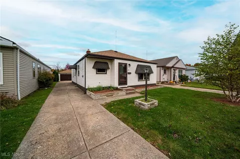3018 Center Dr, Parma, OH 44134