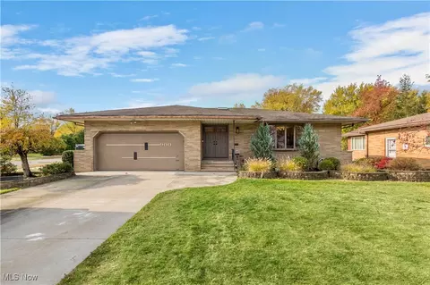 900 N Skyline Dr, Seven Hills, OH 44131