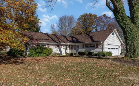 243 Edgewood Dr, Berea, OH 44017 photo 2