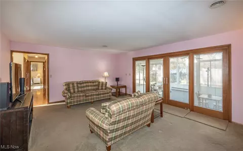 243 Edgewood Dr, Berea, OH 44017 photo 7