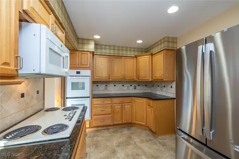 243 Edgewood Dr, Berea, OH 44017 photo 12