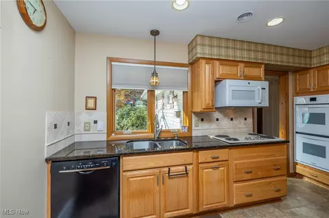 243 Edgewood Dr, Berea, OH 44017 photo 13