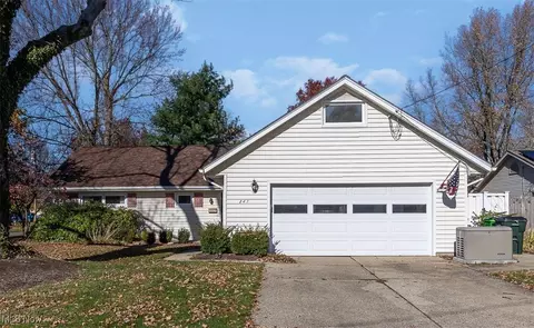 243 Edgewood Dr, Berea, OH 44017