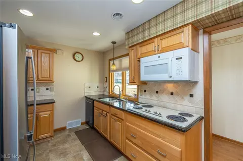 243 Edgewood Dr, Berea, OH 44017 photo 14