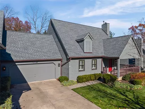 9097 Woodcrest Dr, Brecksville, OH 44141