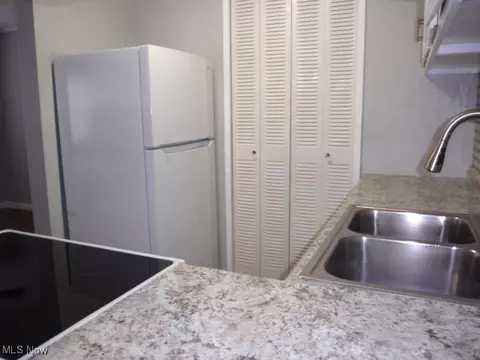 Kitchen - 64 Valley Forge Ln, Elyria, OH 44035 photo 3 of 4