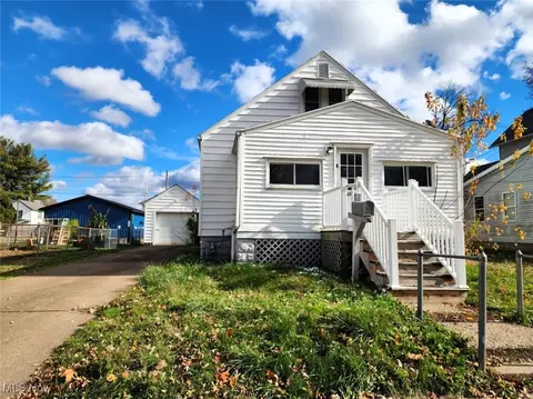 808 8th St SW, Massillon, OH 44647