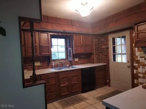 Kitchen - 93 Morrison St, Struthers, OH 44471 photo 1 of 2