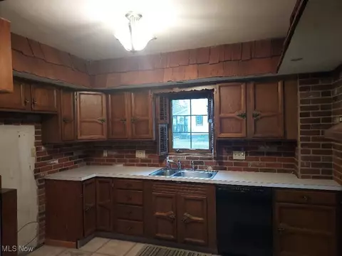 Kitchen - 93 Morrison St, Struthers, OH 44471 photo 2 of 2