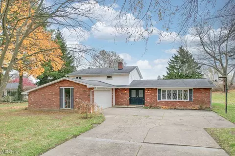 6090 Wiclif St NE, Canton, OH 44721