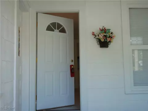 Entry Way - 925 E St, Lorain, OH 44052 photo 1 of 1