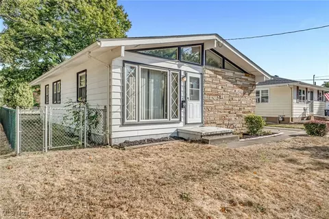 2863 Burnside St, Akron, OH 44312