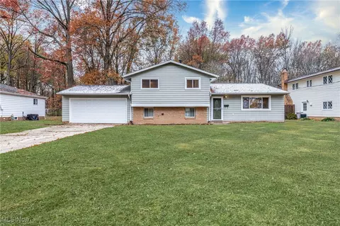 6752 Cypress Dr, North Olmsted, OH 44070