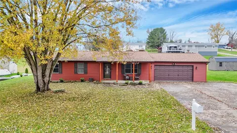 3765 Mona Dr, Zanesville, OH 43701