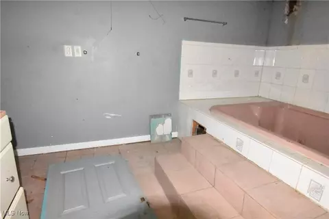 Bath - 922 W 37th St, Ashtabula, OH 44004 photo 2 of 3