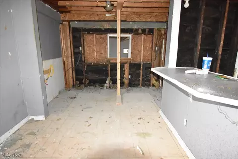 Entry Way - 922 W 37th St, Ashtabula, OH 44004 photo 2 of 4