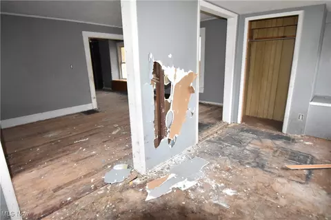 Entry Way - 922 W 37th St, Ashtabula, OH 44004 photo 4 of 4