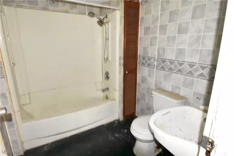 Bath - 922 W 37th St, Ashtabula, OH 44004 photo 1 of 3