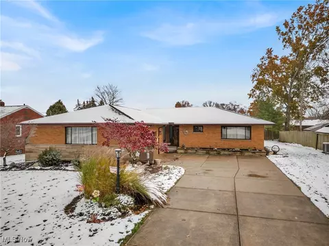 5835 Graydon Dr, Seven Hills, OH 44131