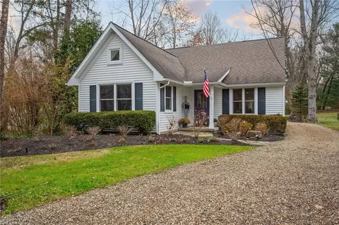 71 South St, Chagrin Falls, OH 44022