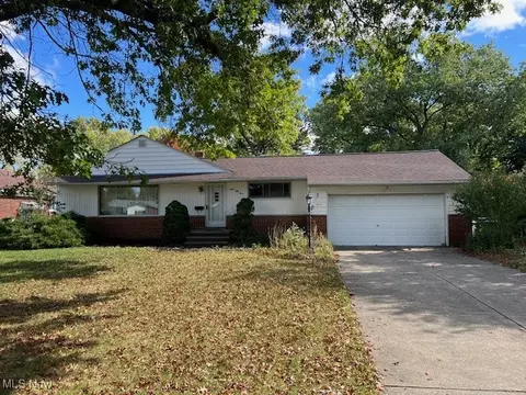 853 Stanwell Dr, Highland Heights, OH 44143