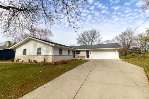 126 Greenbriar Dr, Aurora, OH 44202