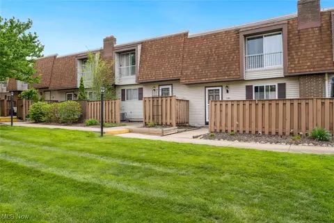 6468 State Rd #L11, Parma, OH 44134