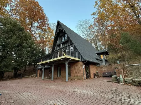 8116 Deer Rd SW, Bowerston, OH 44695