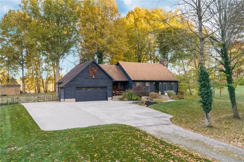 1648 Carriage House Dr, Mogadore, OH 44260