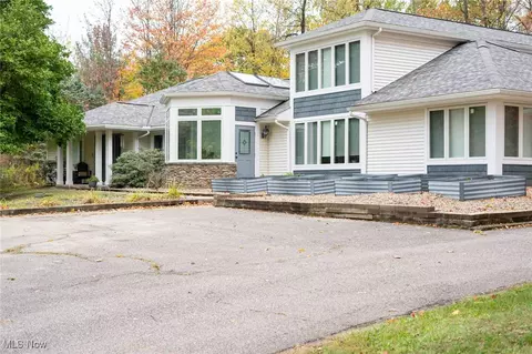 11240 Stratford Ridge Ln, Chardon, OH 44024