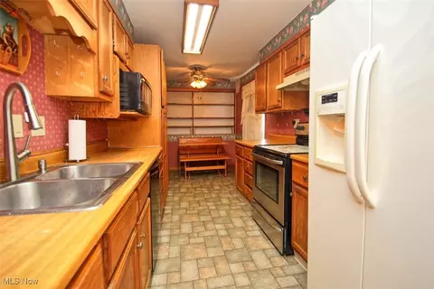 Kitchen - 297 Abbe Rd N, Elyria, OH 44035 photo 3 of 3