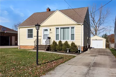2810 Grantwood Dr, Parma, OH 44134