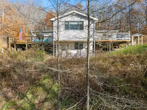 7279 SEdie Hill Rd, Uhrichsville, OH 44683
