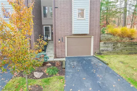 6810 W Fitzwater Rd, Brecksville, OH 44141
