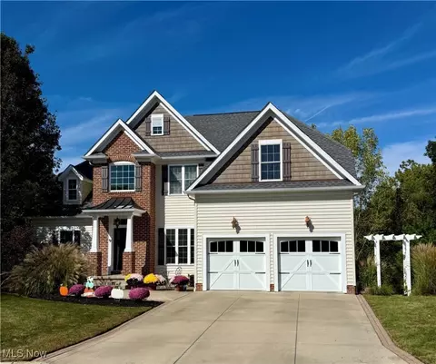1032 Foxglove Cir, Cuyahoga Falls, OH 44223